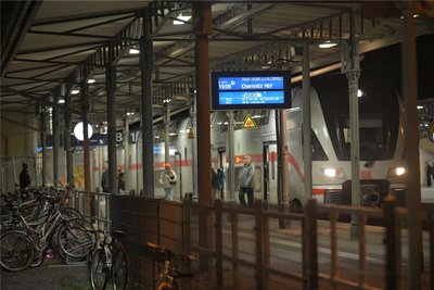 Am Bahnhof Freiberg hält wieder der Intercity, hier in Richtung Chemnitz.