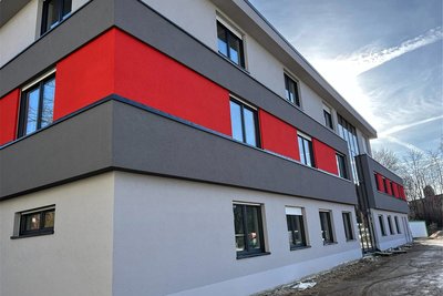Noch geben sich die Handwerker die Klinke in die Hand. Der Werdauer Neubau des DRK-Kreisverbandes Zwickauer Land soll offiziell am 8. Mai zum Weltrotkreuztag in Betrieb gehen.