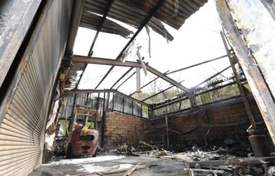 Neben der Halle hat das Feuer auch den Gabelstapler des Transportunternehmens zerstört.