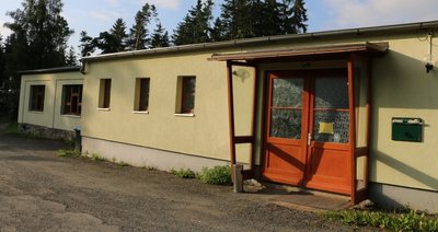 Das Schönberger Bürgerhaus war zu DDR-Zeit das Kulturhaus des Ortes. Der Saal links wurde angebaut.