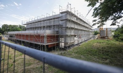 In etwa einem halben Jahr soll die Sporthalle - die Aufnahme stammt aus dem Sommer - komplett fertig sein. Zunächst muss umgehend das Dach gebaut werden. 