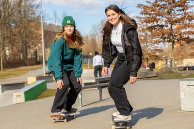 Maya Kraus (links) und Franziska Ahrend wollen am 25. Juni im Auerbacher Hofaupark einen Wettbewerb für Skateboarder ausrichten.