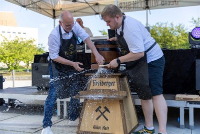 Der Fassbieranstich an der Neuen Mensa zum ersten Bierfest in Freiberg.