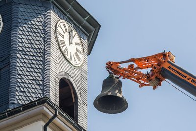 Nach den Glocken wurde auch die historische Uhr an der Zöblitzer Kirche erneuert.