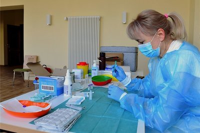Alexandra Sprengel vom Mobilen Impfteam zieht die Spritzen auf. 