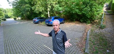 Karl-Heinz Rösler wünscht sich mehr Kulanz von der Stadt. Der Parkplatz am Gablenzer Bad ist seinen Beobachtungen nach selten wirklich voll - auch während der Hauptsaison. Er und andere Anwohner würden den Platz gern kostenfrei nutzen. Aber wer nicht zahlt, hat schnell ein Knöllchen.