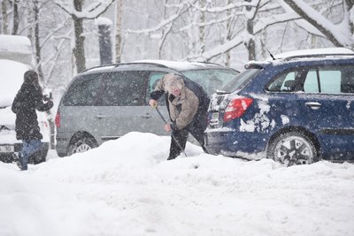 In den Folgen des Winters das Gute sehen: Autofahrer, wie hier an der Markersdorfer Straße, machten häufiger Frühsport.