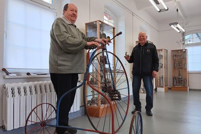 Roland Richter und Siegfried Martin mit Exponaten der Ausstellung.