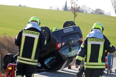Ein Renault Twingo ist am Samstagnachmittag auf dem Hofgraben zwischen Gersdorf und Hohndorf verunglückt.