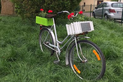 Dieses Blumenfahrrad wird vom Freiberger Friseur- und Kosmetiksalon Estetic betreut.