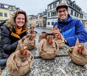 Die Innenstadtmanager Anne Walter und Martin Ahlheim mit den Tonhühnern. 