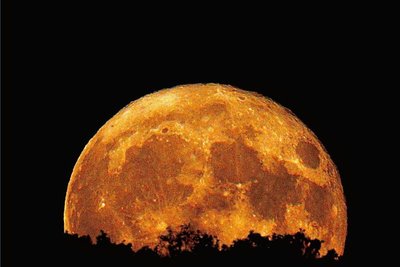 Der Mond geht auf. Der Fotograf wunderte sich über die rötliche Farbe, dachte sich aber nichts weiter dabei.