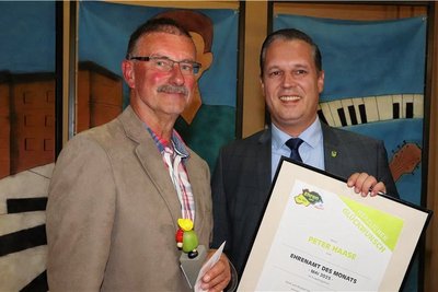 Peter Haase (l.), ehrenamtlich Engagierter beim Adam-Ries-Wettbewerb, ist von Landrat Rico Anton ausgezeichnet worden.