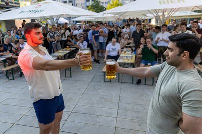 Ein Wettbewerb im Maßkrugstemmen wurde ausgetragen.