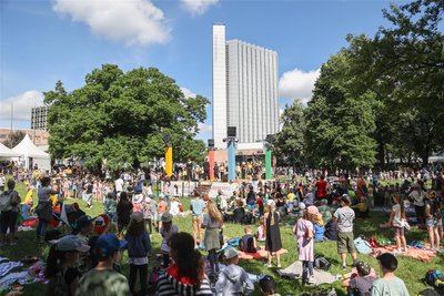 Mehrere hundert Kinder und Erwachsene waren beim musikalischen Picknick „Kinder singen für Kinder“ des Studios W.M. dabei.