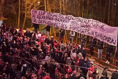 Vor dem ersten Bully war ein Plakat in der Heine-Kurve zur aktuellen Lage zu sehen.