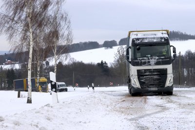 Am 9. Januar nach einem erneuten Wintereinbruch blieben reihenweise Lkw am Harthauer Berg hängen.