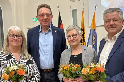 Vertreter des Vereins nahmen den Blumenstrauß von OB Henry Ruß (2. v. l.) entgegen.