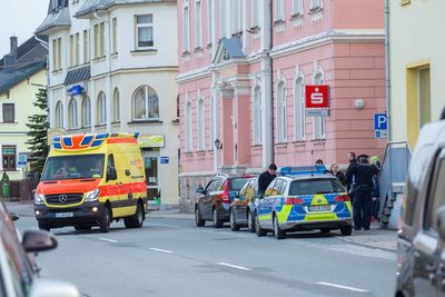 An der Oberweisenthaler Straße in Bärenstein sind drei Jugendliche bei einem Überfall leicht verletzt worden.