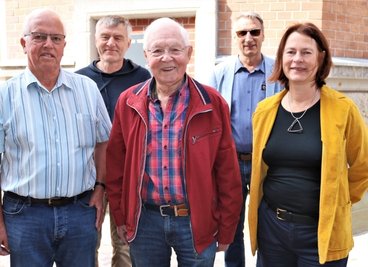 Stadtchronist Lothar Schreiter (Mitte) mit Peter Richter, Mario Graupner, Oberbürgermeister Volker Holuscha und Barbara Graupner (v. l.) zum Tag der Städtebauförderung in Flöhas neuer Mitte in der Alten Baumwolle.