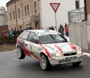 Zuschauermagnet Sprungkuppe Grünhain: Ob gegen oder wie 2013 bei der 50. Rallye Erzgebirge im Uhrzeigersinn ist diese Stelle stets ein Knackpunkt auf dem Rundkurs durch die Stadt. Damals hoben auch Bernd Michel und Bernd Hartbauer aus Schwarzenbach/Sargans im Opel Astra ab. 