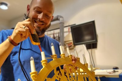 Kai Viertel repariert das ganze Jahr über auch Schwibbogen-Beleuchtungen und Co. Mit seinem Elektrohaus sind er und sein Team zudem wieder beim Annaberger Weihnachtsmarkt dabei.