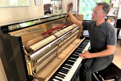 Michael Süß stimmt ein Klavier von August Förster, das für ihn zu den schönsten und qualitativ hochwertigsten Modellen überhaupt gehört.