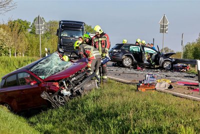 Im Hyundai saß ein 33-jähriger Lehrer, der noch an der Unfallstelle starb. Zuvor gab es einen Zusammenstoß mit dem VW der 56-jährigen Angeklagten.