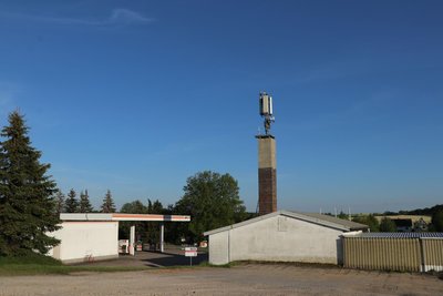 Einen ungewöhnlichen Brutplatz haben zwei Störche in Claußnitz bezogen.