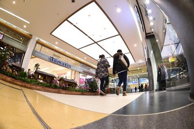 Die Musterfläche in der Galerie Roter Turm: Heller Fußboden, helles Deckensegel - so soll das Einkaufszentrum künftig aussehen.