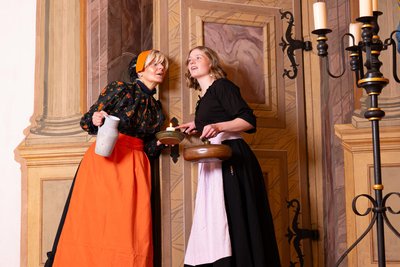 Die Kammerdienerinnen Agnes und Luise führen am Freitag durch Schloss Augustusburg.