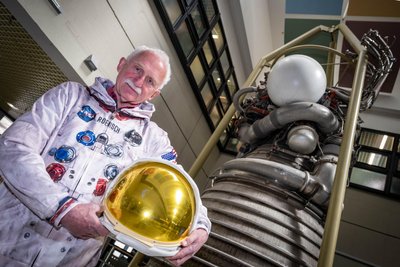 Raumfahrtexperte Tasillo Römisch unter dem J-2-Triebwerk der Saturn-V-Rakete in der Hochschulmensa in Mittweida. Am 15. April erklärt er dort dessen Geschichte.