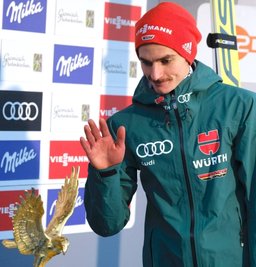 Tschüss, goldener Adler: Die Trophäe für den Gesamtsieg der Vierschanzentournee musste Richard Freitag nachseinem Sturz am Bergisel abschreiben.