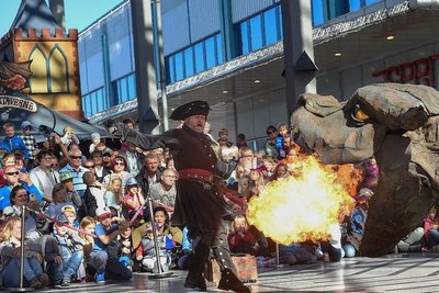 Der feuerspeiende Drache Fangdorn lockte am Sonntag zahlreiche Familien ins Chemnitz-Center.