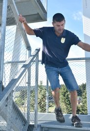 96 Stufen und 14 Podeste waren zu bewältigen, als Einzelstarter sogar zweimal nacheinander. Im Foto Christian Hermann vom Team Freiwillige Feuerwehr Remtengrün. 