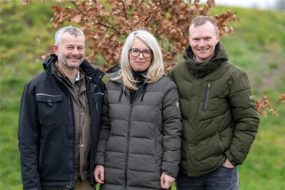 Teilen die Werte einer ökologischen Landwirtschaft: Dirk Rudert und Katja Beuchold von der bisherigen Agrargenossenschaft Großzöbern und Hofgut-Eichigt-Geschäftsführer Jannis Buschtöns (rechts).