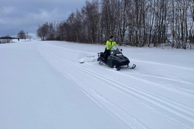 Andreas Eigner war mit seinem Schneemobil in diesem Jahr wieder unterwegs, um die Loipen bei Einsiedel zu spuren.