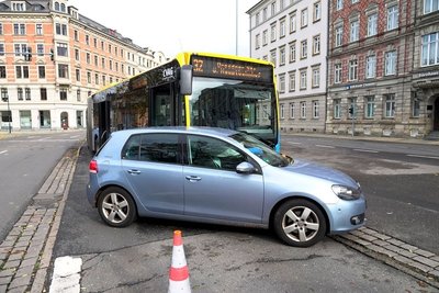 Bei einem Zusammenstoß zwischen einem Pkw und einem Bus in Chemnitz ist am Montag ein Fahrgast nach ersten Informationen leicht verletzt worden.