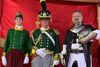 Sogar Vogt Heinrich von Plauen alias Andreas Dick (rechts) gab sich am Samstag die Ehre, an seiner Seite als Gäste Ihre Hoheit Prinzessin Stephanie von Sachsen-Coburg und Gotha, Herzogin zu Sachsen, mit Prinzgemahl Jan Stahl.