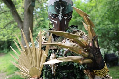 Gast mit Fantasy-Kostüm auf dem Wave-Gotik-Treffen: Wer bin ich?