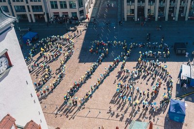 Über 500 Teilnehmer fanden sich am Sonntag auf dem Markt ein, um eine von oben sichtbare Zahl 875 zu bilden.