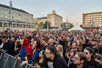 Gefesselt: Das Publikum von Wardruna auf dem Theaterplatz.