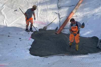 Jens Hüttner und Tino Marx von UTR arbeiten am Regenrückhaltebecken.