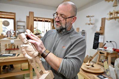 Lars Neubert, Holzbildhauer und Drechsler aus Schneeberg, rät zu Geduld.