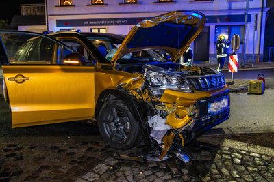 Ein Suzuki war von der Bahnhofstraße abgekommen und gegen einen Transporter geprallt.