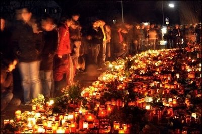 Die Eltern des Amokläufers von Winnenden haben über ihren Anwalt dementiert, dass ihr Sohn Tim K. in psychotherapeutischer Behandlung gewesen sei. Laut "Spiegel" spielte der Junge am Abend vor der Bluttat am Computer stundenlang ein Killerspiel. Das Foto zeigt Trauernde in Winnenden vor der Albertville-Realschule, wo Tim K. am Mittwoch ein Blutbad angerichtet hatte. 
