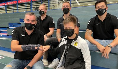 Der EHV Aue hatte in der Erzgebirgshalle eine Impfaktion gemeinsam mit dem DRK organisiert, zu der auch der Ende 2020 schwer an Corona erkrankte Trainer Stephan Swat (v. l.) und drei Spieler seines Teams kamen. Der 13-jährige Chris Unger aus Bad Schlema (v. r.) ließ sich impfen, um für Schule und Sport gerüstet zu sein. 