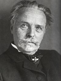 Die Aufnahme zeigt Karl May um 1907 im Buch "ICH". 