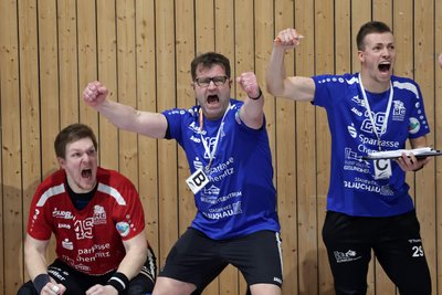 Co-Trainer Daniel Friese (Mitte) sorgt für Emotionen auf der Bank des HC Glauchau/Meerane.