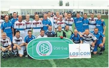 Schöne Erinnerung: Beim DFB-Ü 50-Cup 2014 im Olympia-Park Berlin hatten die Oldies der SpG Neuhausen (blau) nur den Ex-Profis des FC Bayern München den Vortritt lassen müssen und wurden Zweite.